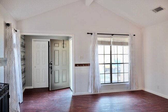 Photo - 1611 Somerset Dr