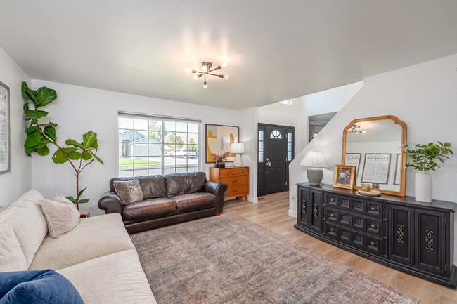 Photo - 305 E Inglewood Dr