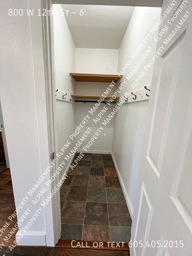 Photo - 800 W 12th St