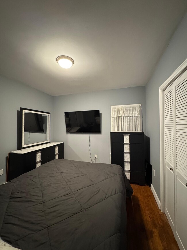 Building Photo - 21 Summer St Unit 2