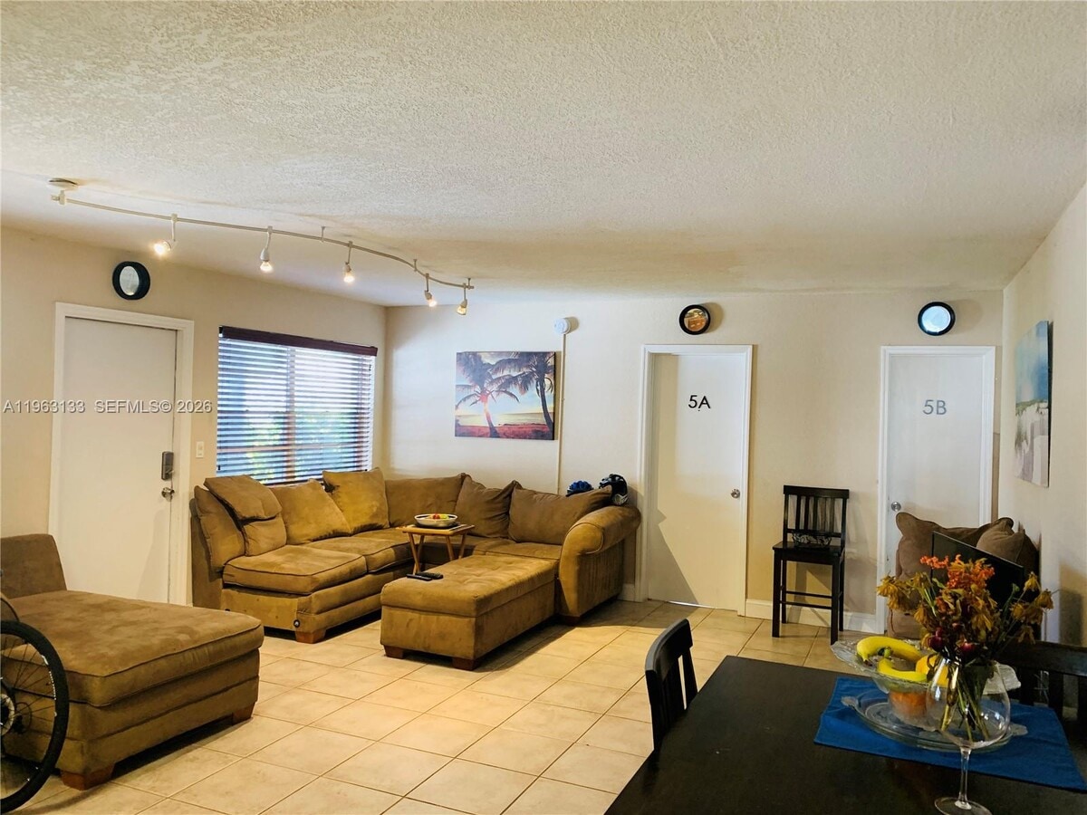 Photo - 715 NE 6th St Unidad 5A