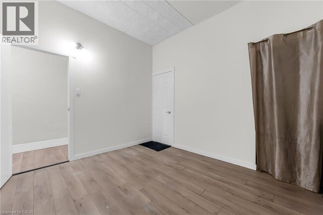 Photo - 1371 Main St E