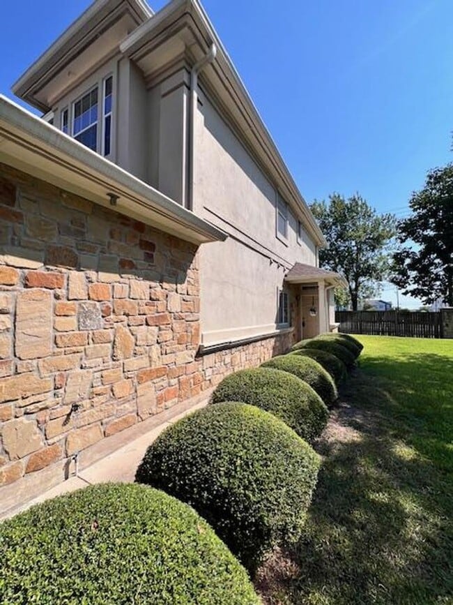 Photo - Luxury Living in North Austin / Condominiu...
