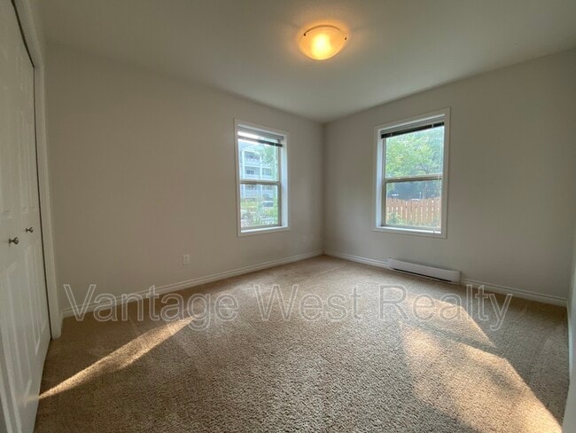 Photo - 598-598 Sutherland Ave