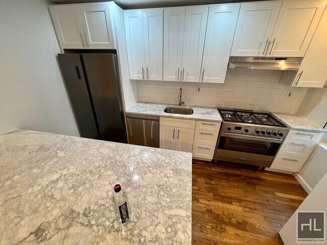 Photo - 4BR 2BA Historic Limestone Floor Through G... Unidad A