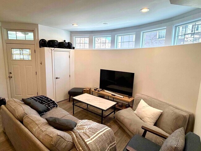 Building Photo - 12 Braemore Rd Unit 1