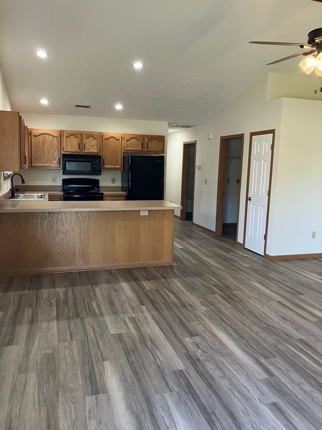 Photo - Modern & Spacious 2-Bedroom Ranch Condo – ... Unidad 1370-D Wayne St