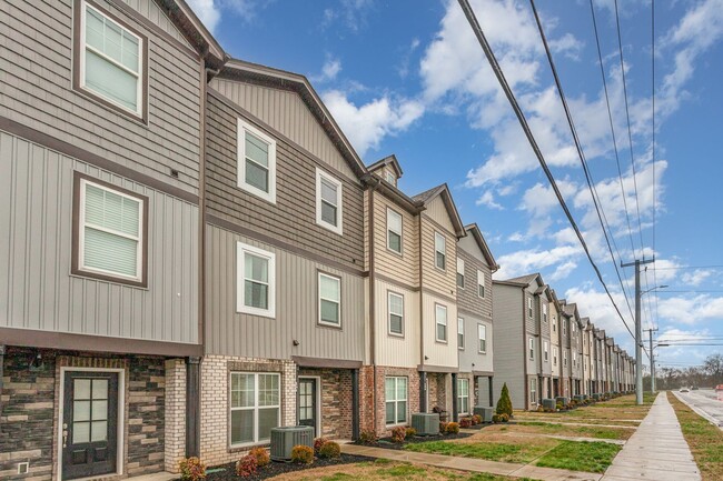 Available now! Three story townhome, 3 Bed... - Available now! Three story townhome, 3 Bed...