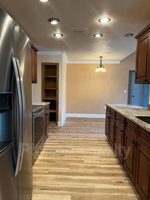 Photo - 3233 Oakwood Pl