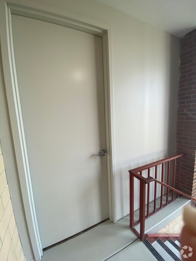 Building Photo - 19 E Race St Rental