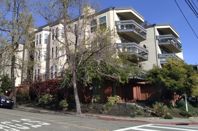 Building Photo - 500 Vernon St Unit # Rental