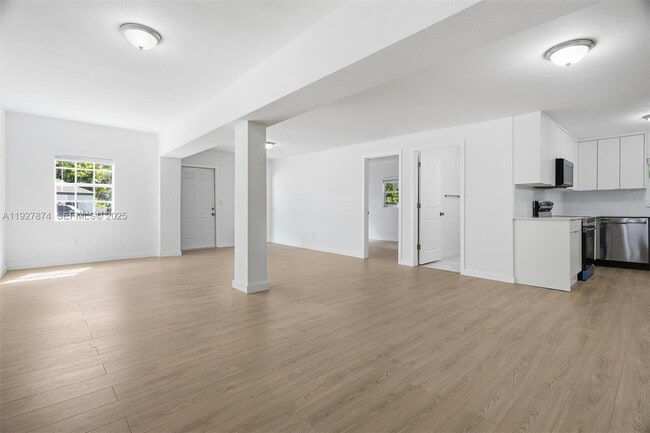 Photo - 465 NE 165th St