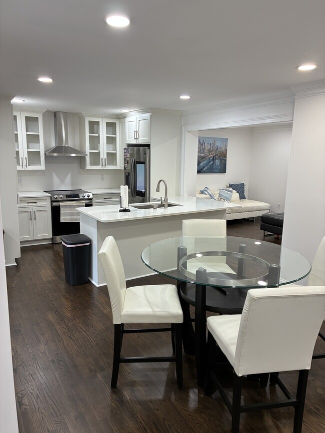 Building Photo - 1744 Woodcliff Pl NE