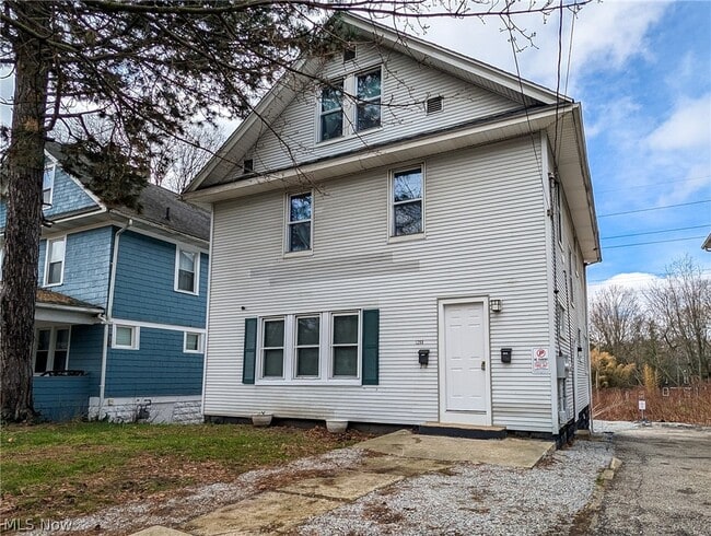 Building Photo - 1268 Pondview Ave Unit B