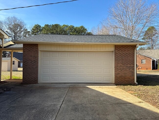 Photo - Lovely 3-Bedroom, 2-Bathroom Ranch