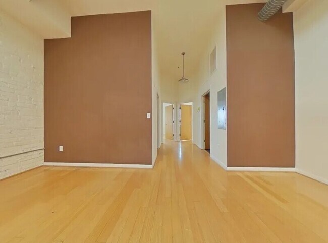 Building Photo - 1011 W Marshall St Unit 207