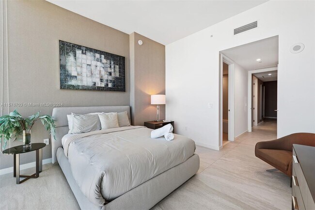 Photo - 851 NE 1st Ave Unidad PH 5112