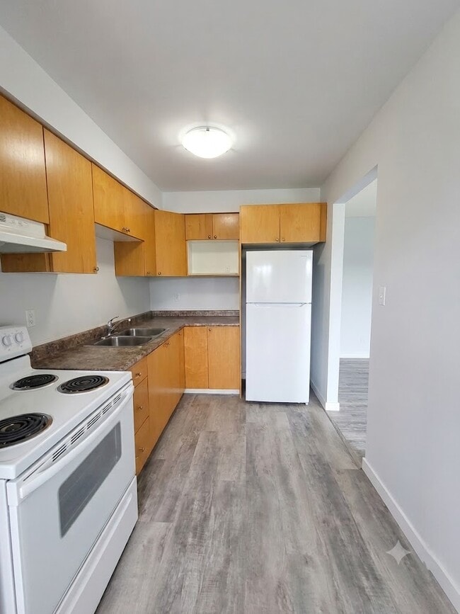 Photo - 627 Silverbirch Rd