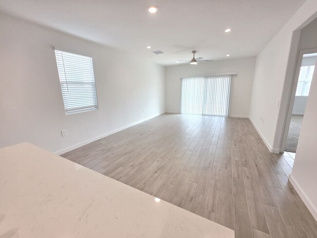 2677 W Simone Ave