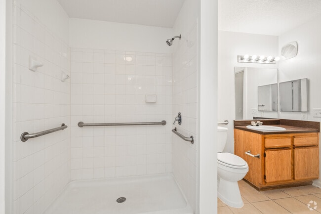 1BR, 1BA - 660SF - Bathroom