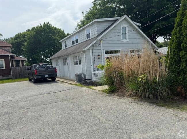 Building Photo - 634 Putnam Pike Rental