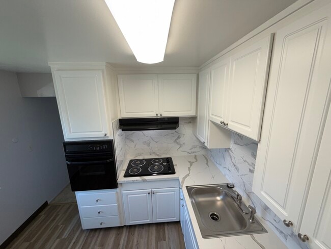 Photo - 2070 Latham St