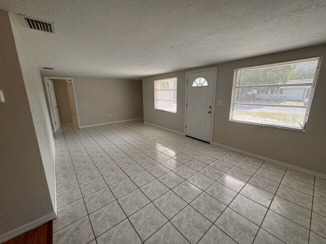 Photo - 2 Bedroom 1.5 Bath Clean & Cozy Home for Rent