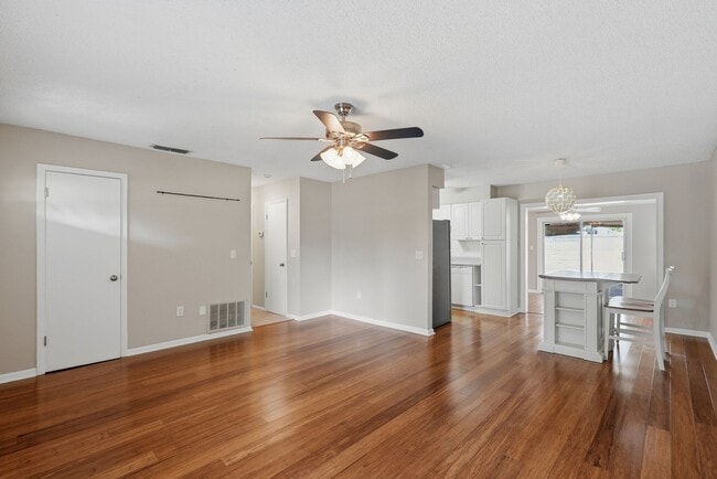 Photo - Quiet neighborhood, Centrally located, 3 bedroom 2 bath home in NW