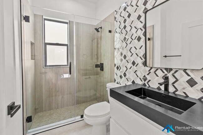 Photo - 2821-2822 Avenel St