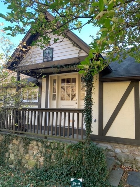 FRONT ENTRANCE - 38 Millbrook Stillwater Rd Unidad 38A GATE HOUSE