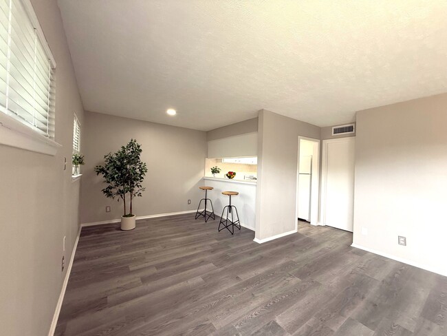 Building Photo - 9733 Neuens Rd Unit 4 Rental