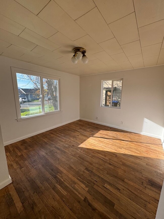 Photo - Myrtle Creek 2-Bedroom Home with Garage