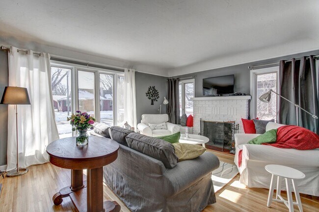 Photo - CANT MISS Updated 4 Bedroom Available Minu...