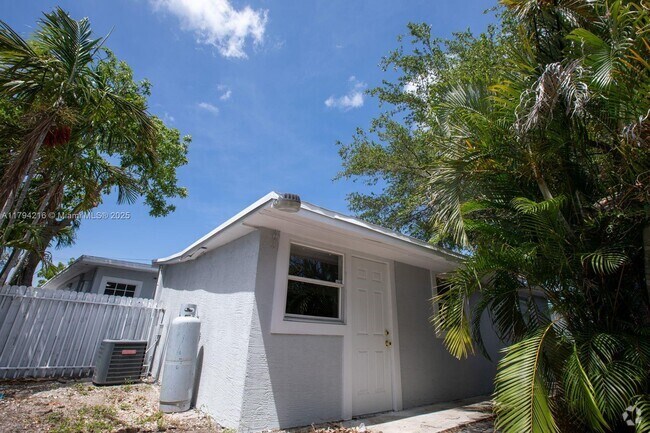 Building Photo - 2500 NW 103rd St Unit C Rental