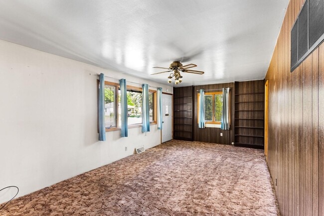 Photo - 320 Clifford St