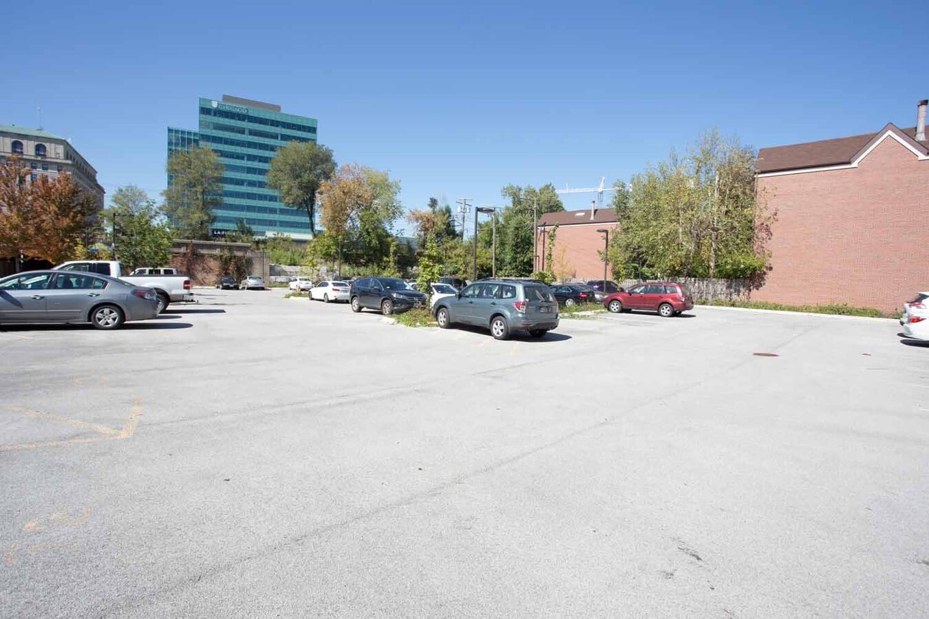 Estacionamiento - 1600 E. 53rd Street