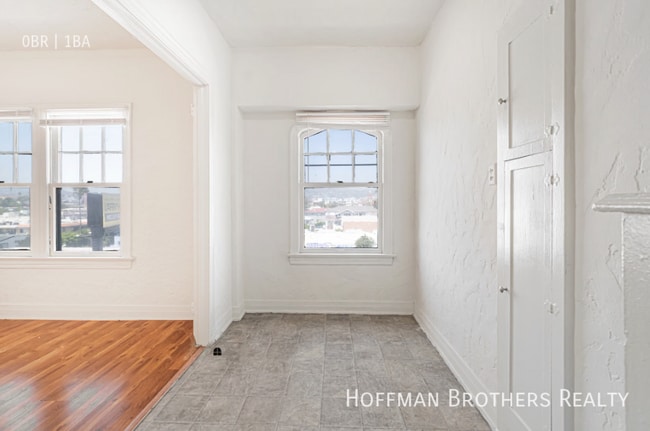 Building Photo - 3918 Beverly Blvd Unit 507