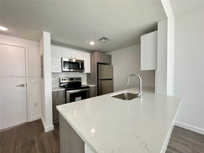 Building Photo - 1570 Euclid Ave Unit 05 Rental