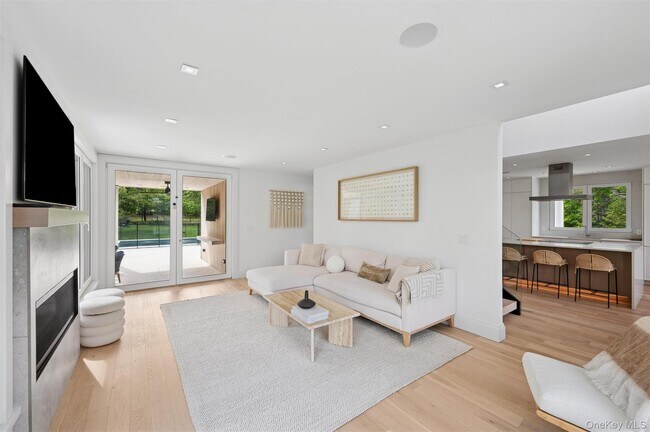 28 Canoe Place Rd