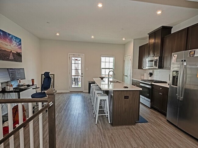 Photo - 213 Amon St