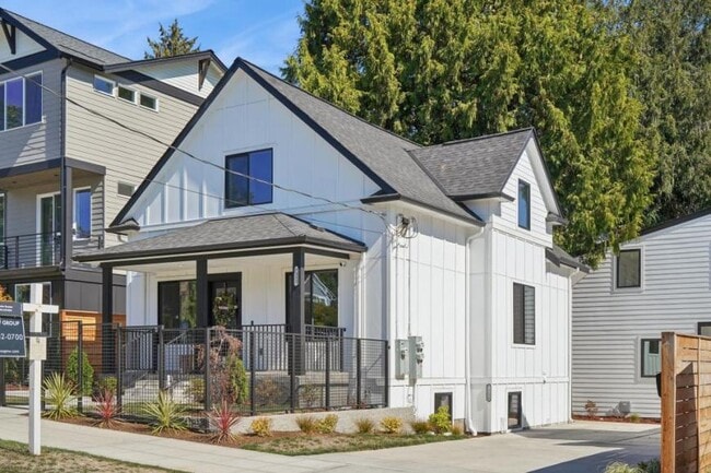 Building Photo - 2 bedroom in Seattle WA 98117 Unit 7352 21st Ave NW #B