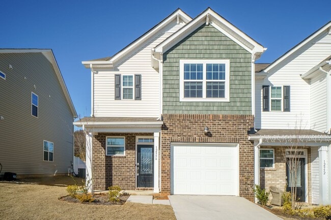 Building Photo - Almost New End Unit Townhome in desirable Chateau community