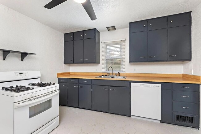 Photo - 5400 NE 49th St