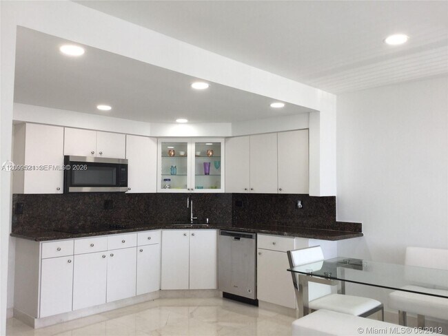 Building Photo - 1408 Brickell Bay Dr Unit 1002