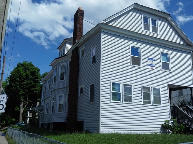 Building Photo - 301 Maple St Unit 2 Rental