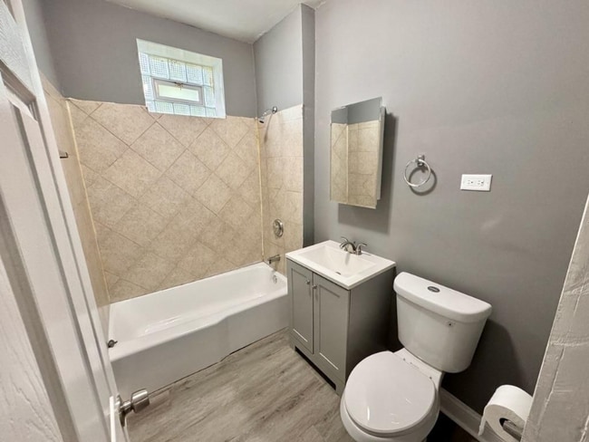 Photo - 7841 S Drexel Ave Unidad 2R