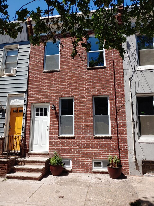 Building Photo - Gorgeous Point Breeze 2 bedroom house-