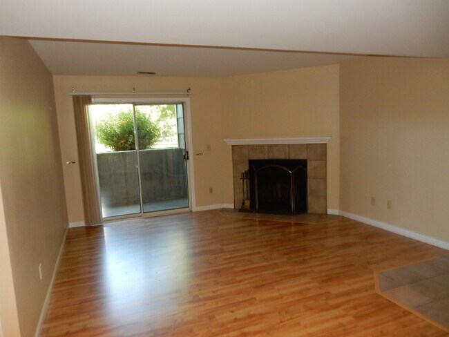 Photo - Charming 2 bed/ 2 bath condominium located... Unidad 8