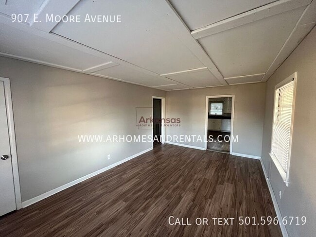 Photo - 907 E Moore Ave