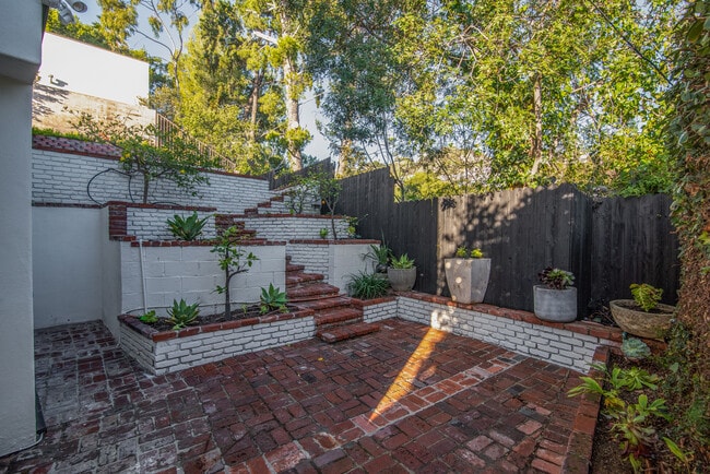 Building Photo - 9265 Thrush Way